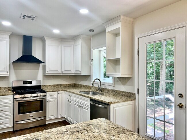 Photo - SPACIOUS 4 BEDROOM CLOSE TO MATTHEWS!