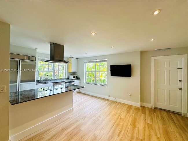 Photo - 940 7th St Unidad 940A