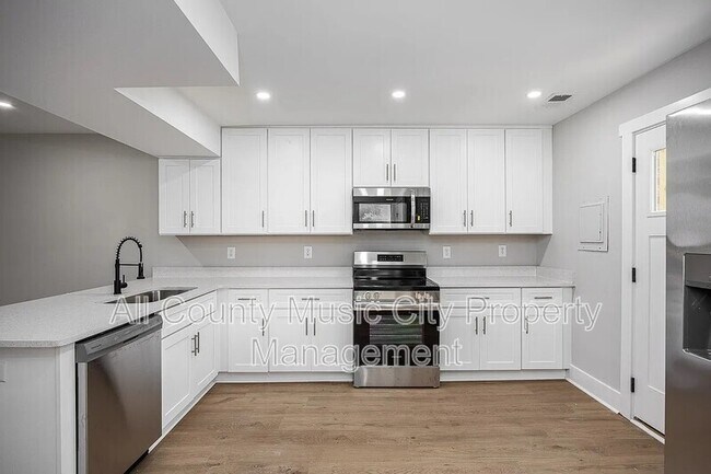 Photo - 1905 S Lyle Ln