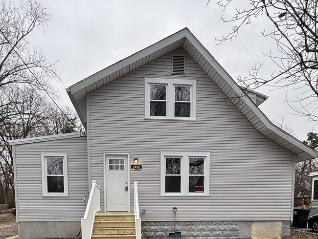 Building Photo - 2410 Cedar Ave