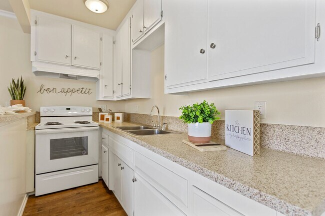 Holiday West Apartments