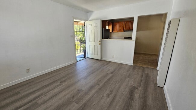 Building Photo - 2522-2522 1/2 Unit 2522 1/2