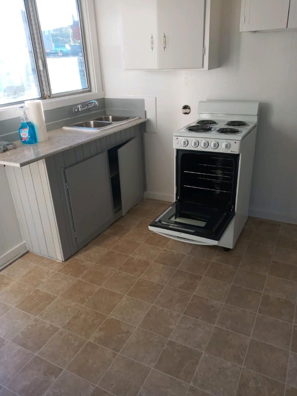 Photo - 1305 E 1st St Unidad Cabin 4