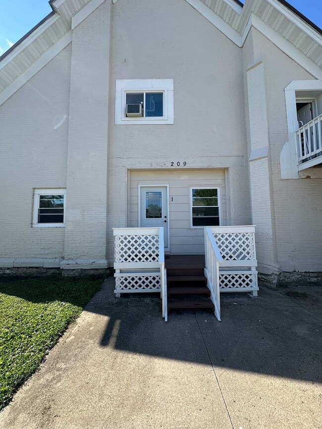 Building Photo - 209 W Main St Unit 209 W Main St  1 Rental