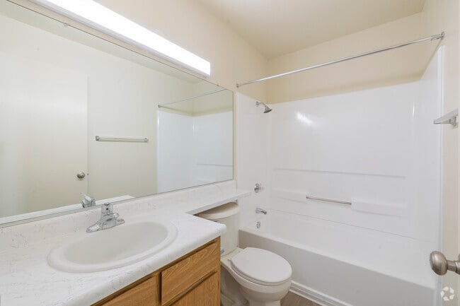 2BR, 2BA - 890SF - Bathroom