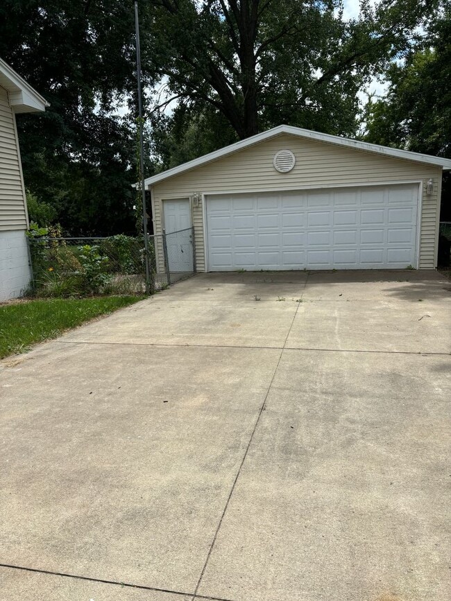 4152 Suburban Dr