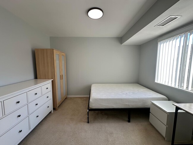 Building Photo - 5340 Holmes Run Pky Unit Room 1