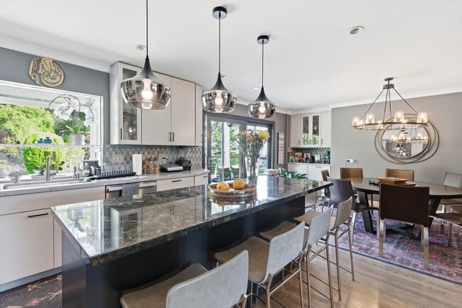 Photo - 901 Crestview Dr