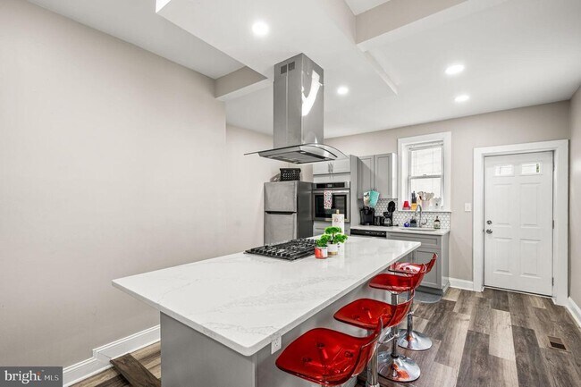 Photo - 930 N 30th St