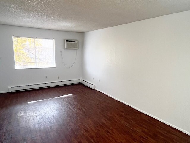 Photo - 3300 S Clarkson St Unidad 203