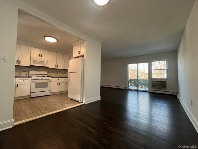 Building Photo - 75-50 Furmanville Ave