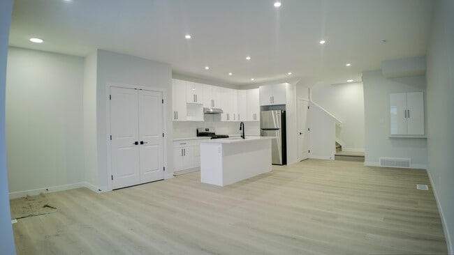 Building Photo - 10240-10157 157 St NW Unit MAIN 10240