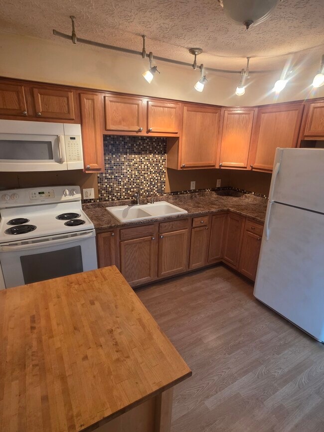 Cocina - 338 Cluster Ave