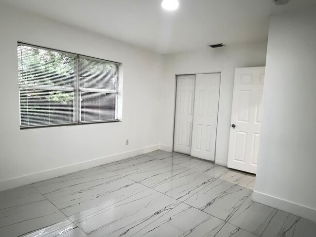 Photo - 11007 NE 12th Ave Unit Corner