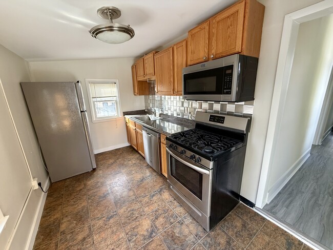 Building Photo - 411 Lyman Ave Unit 2