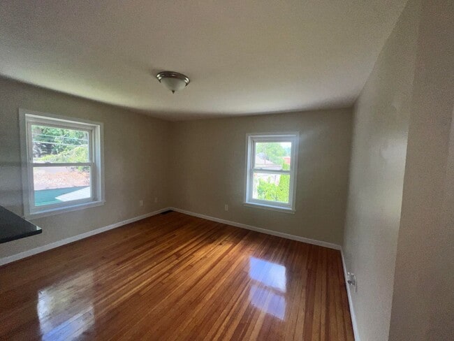 Photo - Gorgeous 1-bedroom, Top floor!  Apartment in quiet Pittsfield Street Unidad #8
