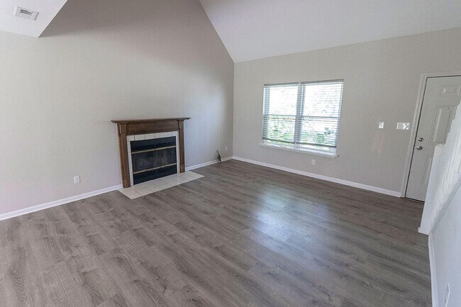 1915 Greenleaves Ct