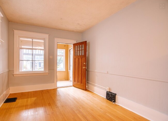 Photo - 2061 Queen St