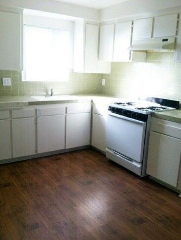 Cocina - 11704 Truro Ave Apartments