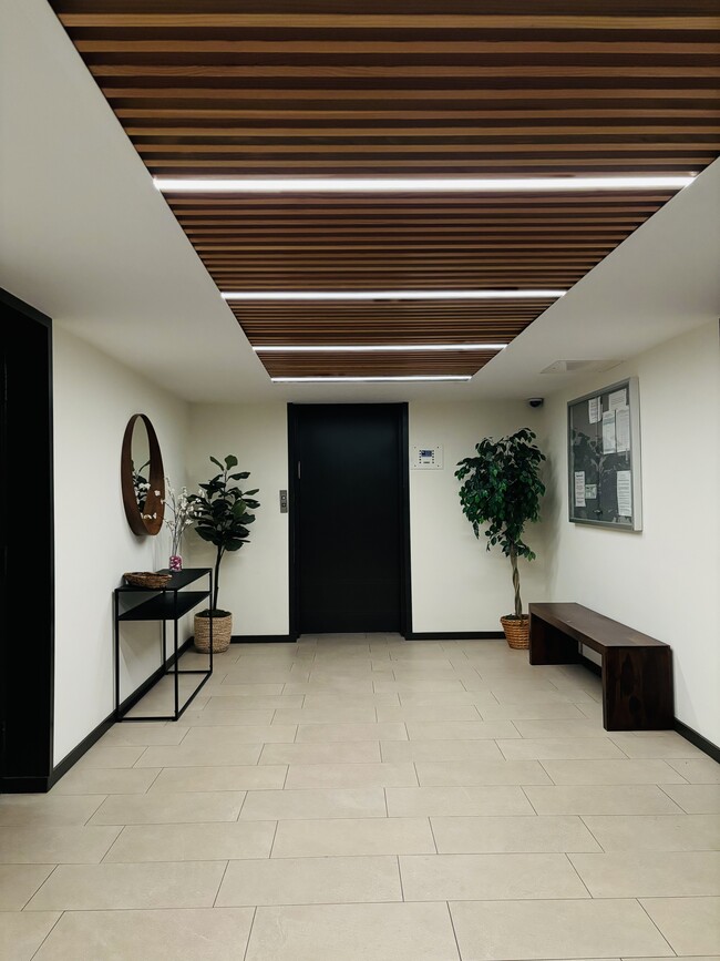 Entrance Lobby - 515 N Jackson St Unidad 112