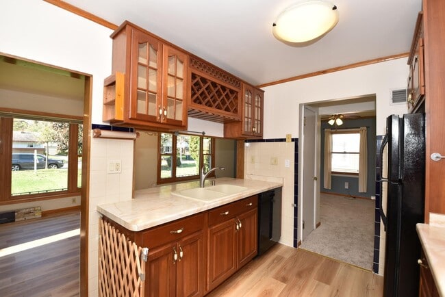 Photo - 554 Robertson St