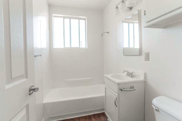 Ejemplo de dormitorio de 3x1 - Le Chateau Apartments