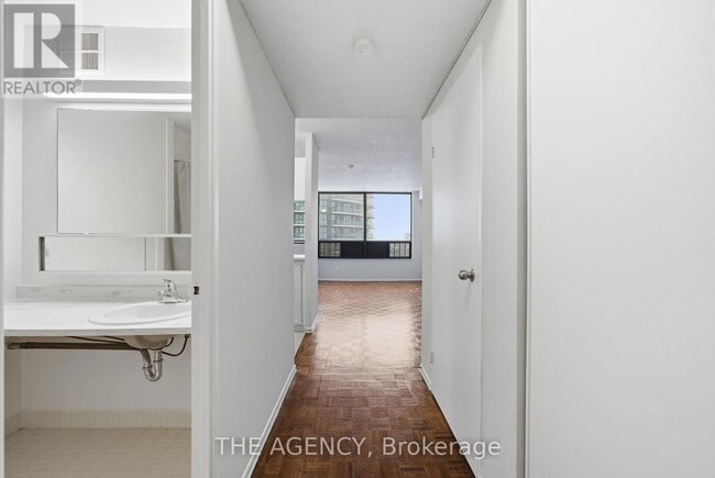 Photo - 2360 Dundas St W Unit 2520B