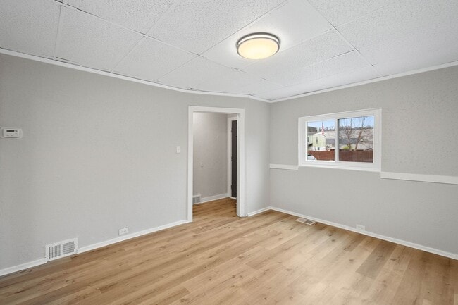 Photo - MOVE IN SPECIAL! SCORE HALF OFF 1ST MONTH'...