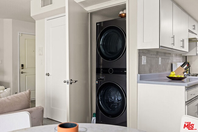 Photo - 252 W Spazier Ave Unidad F