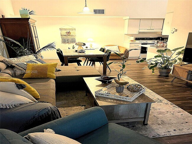 Building Photo - 3211 Sabal Palm Manor Unit 203