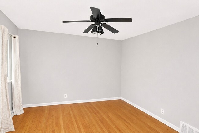 Photo - 4843 Elm St