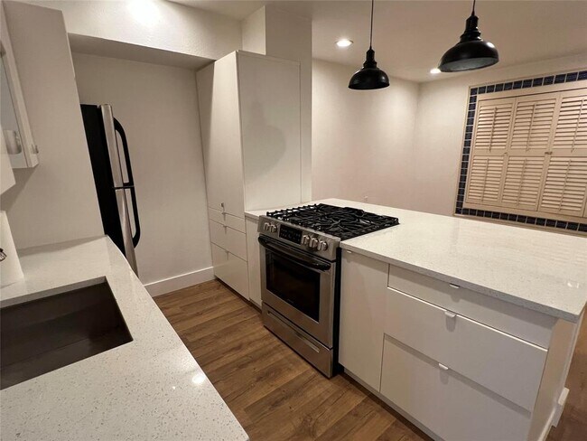 Photo - 505 W 7th St Unit 114