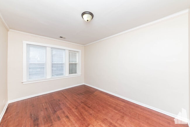 Photo - 3749 W Sunnyside Ave Apartments Unit 2