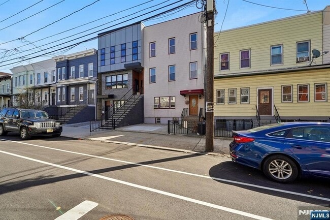 Building Photo - 364 New York Ave Unit 3