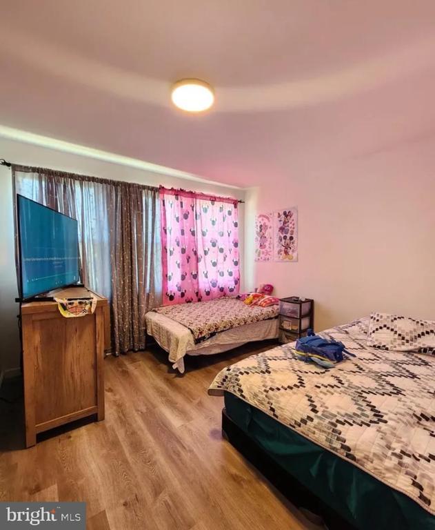 Photo - 565 Van Kirk St