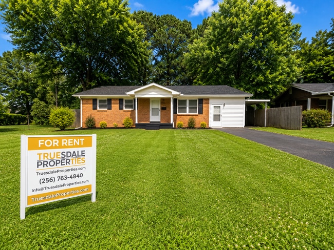 Building Photo - Beautiful 3 BED- 2BA with bonus room fenced in yard
