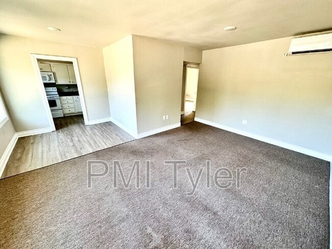 Photo - 1822 W Oakwood St