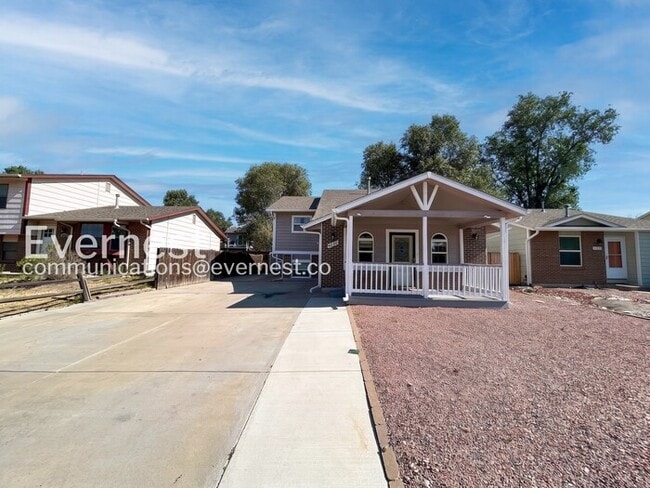 Building Photo - 4 Bed/2 Bath Home with Fenced Yard / Voucher Accepted / Available Now!