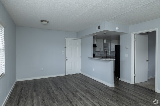 1BR, 1BA - 586SF - Living Room - Azure East