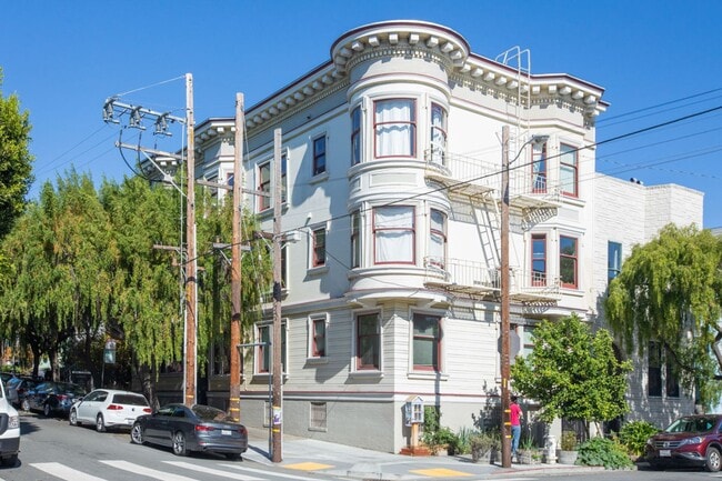 Building Photo - Lower Haight: Remodeled Top Floor 1 Bed 1 Bath near Duboce Park Unit 206 Steiner St. #6