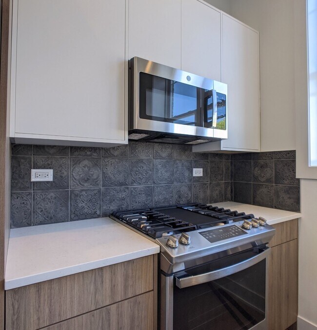 Photo - 2120 W Belmont Ave