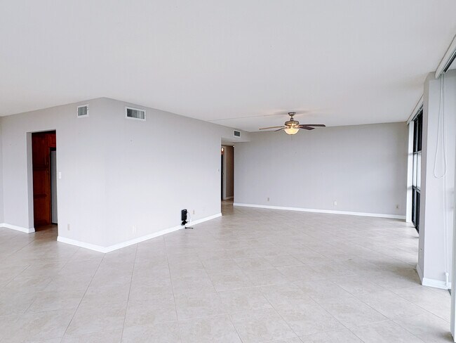 Photo - 800 Parkview Dr Unit 909