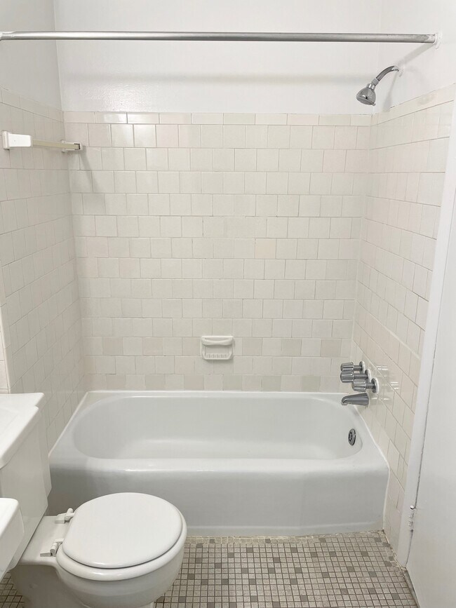 studio shower - 610 E Capitol St NE