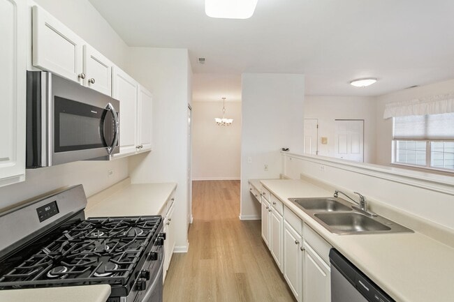 Building Photo - 2 Bedroom 2 Bath Townhouse in Grayslake