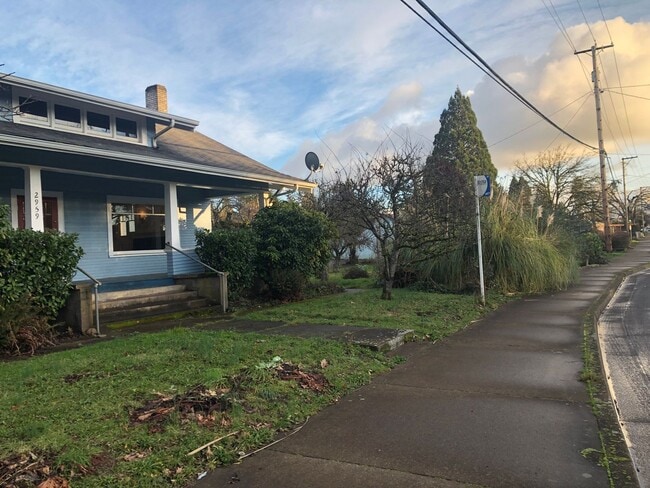 Photo - Large 4 bed/2 bath Farm House on River Rd.