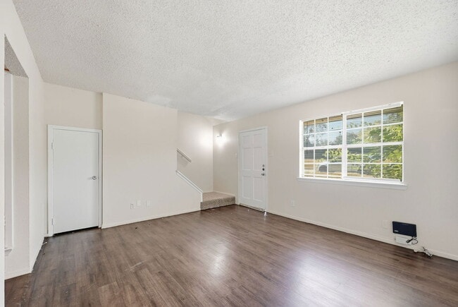 Photo - 314 Candlewood Ln