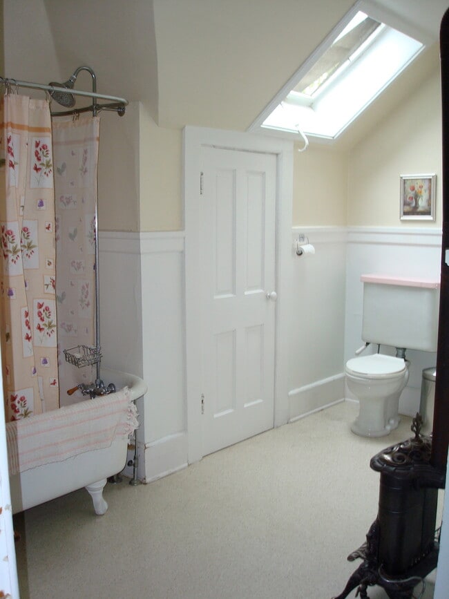 bath - 207 N 3rd St Unit 207B