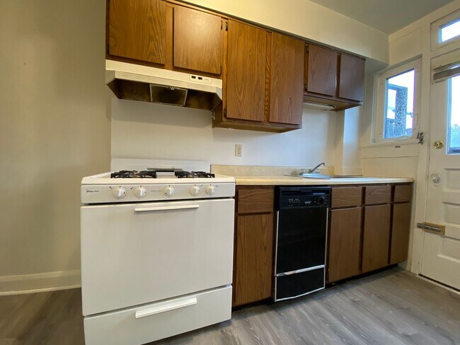 Building Photo - Stunning Two Bedroom Apartment in Oakland!...
