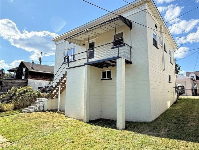 Building Photo - Charming 2 Bedroom Home in South Charleston with Beautiful Hardwood Flooring Throughout!