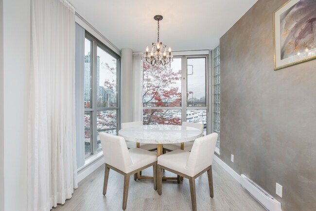 Photo - 311-1228 Marinaside Unité 311